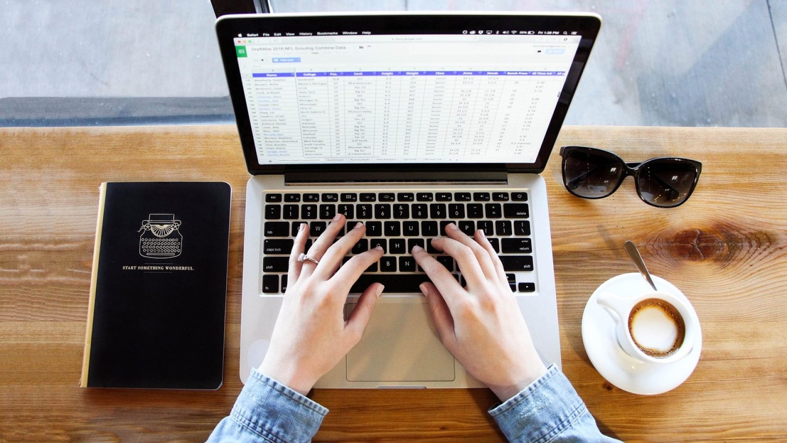 深色背景下电竞选手在电脑屏幕前专注操作键盘鼠标，画面泛着冷绿与暖橙交织的灯光氛围，呈现开云电竞平台的竞技场景